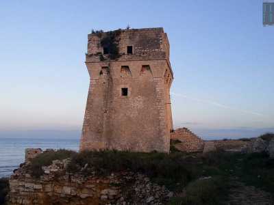 L�edificio si trova a ridosso del mare, sulla costa rocciosa e frastagliata: si presenta in pietra color ocra, a pianta quadrata  e con tre caditoie per lato, inizialmente usate da chi era di vedetta per difendersi dal nemico ormai prossimo, ma poi diventate semplice elemento di decoro